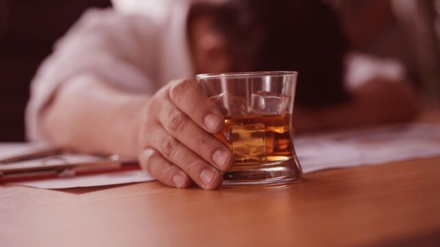 Como identificar os sintomas do alcoolismo, por CNN