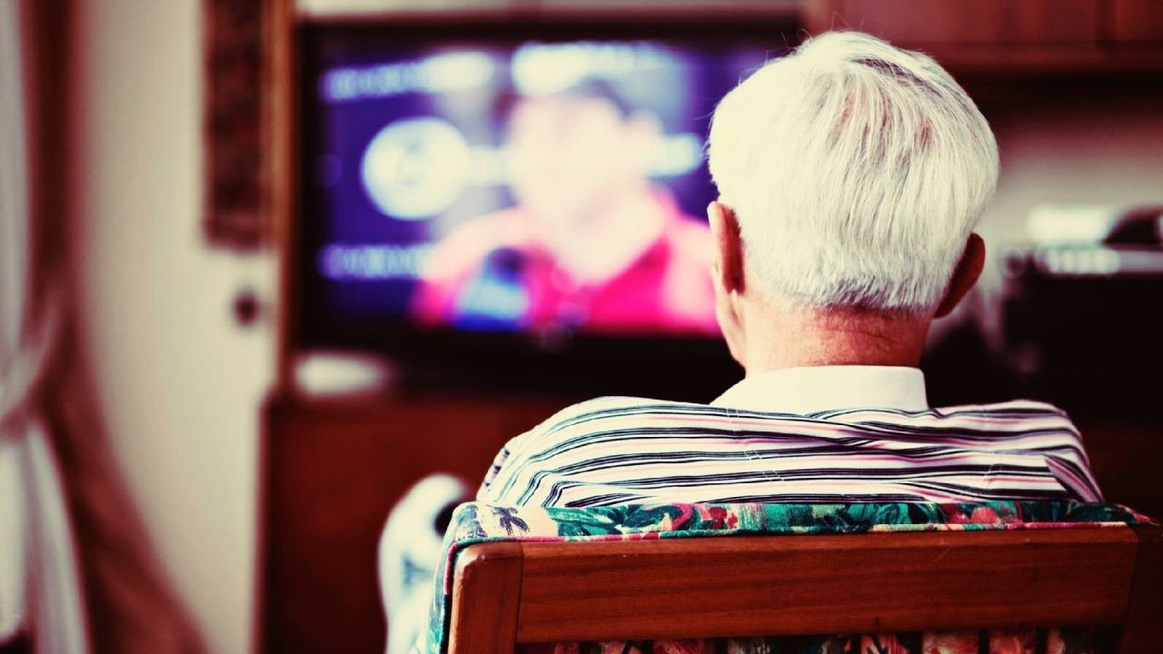 Sono de idosos é influenciado por tempo na frente da TV