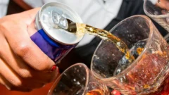 Misturar energético com álcool faz mal? Entenda no detalhe