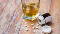 Efeitos nocivos de misturar bebidas alcoólicas com medicamentos